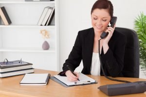 Frau erstellt Aktennotiz