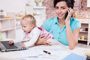 Frau mit Kind am Arbeiten