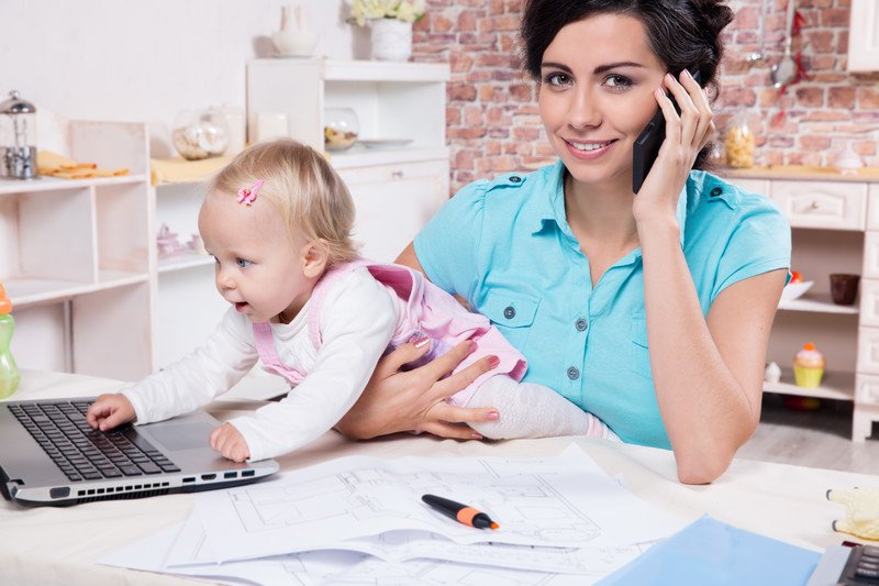 Frau-mit-Kind-am-arbeiten